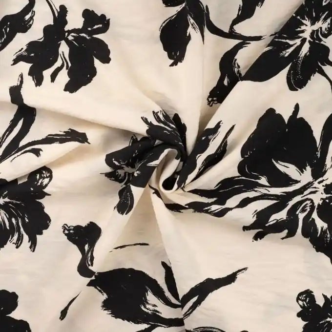 Viskose Stoff 145 cm Ecru mit Blumenmuster - Jetzt zugreifen